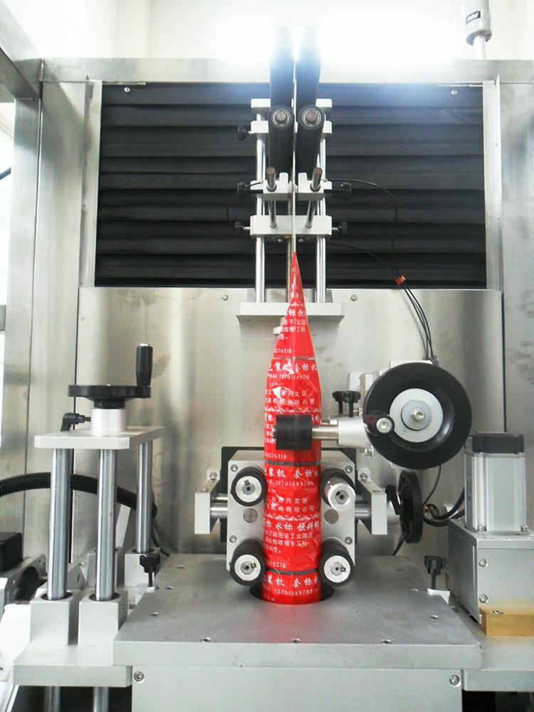 Автоматична машина для маркування термоусадочних пластикових пляшок із соком для води