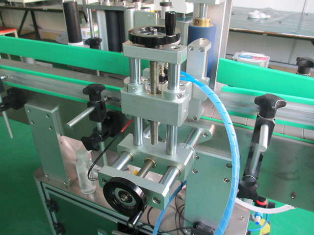 Автоматичні вертикальні круглі металеві банки, що етикетують обладнання Деталі обладнання