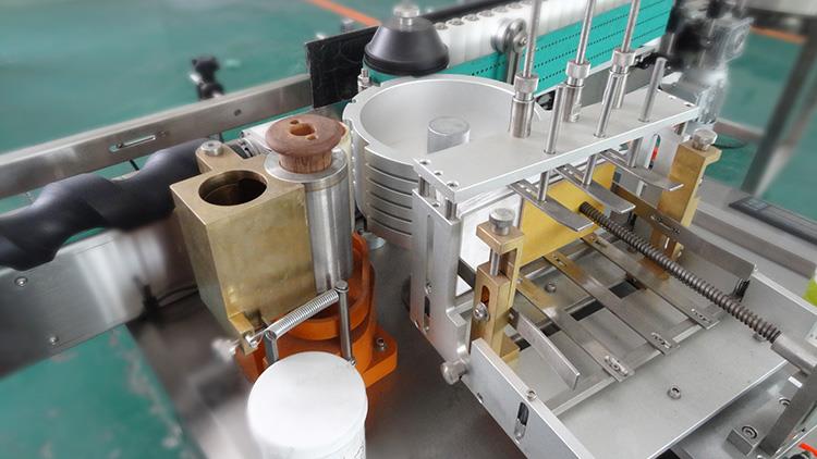 Повна автоматична машина для наклейки етикеток мокрим папером для алкоголю